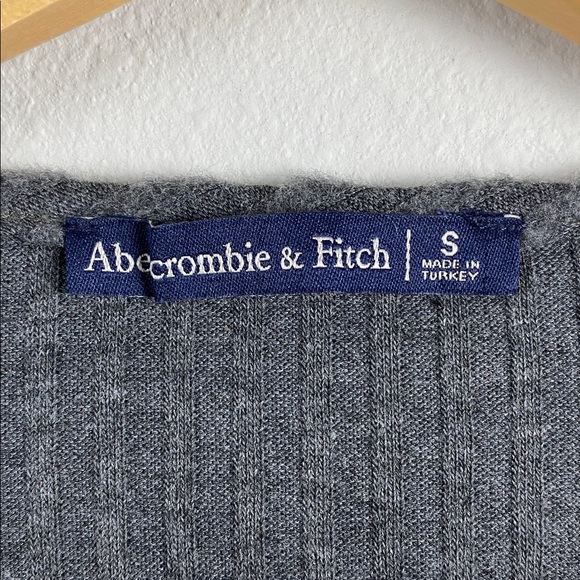 Abercrombie & Fitch Ribbed Knit Short Sleeve Crop Top | V Neck, Ruched/Keyhole - Picture 13 of 14